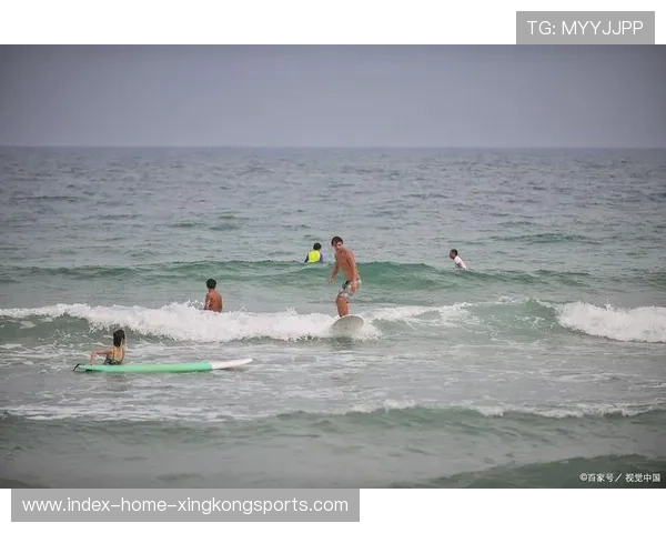 冲浪选手在超大型海浪中完成惊世一滑，媒体称其“海上王者”