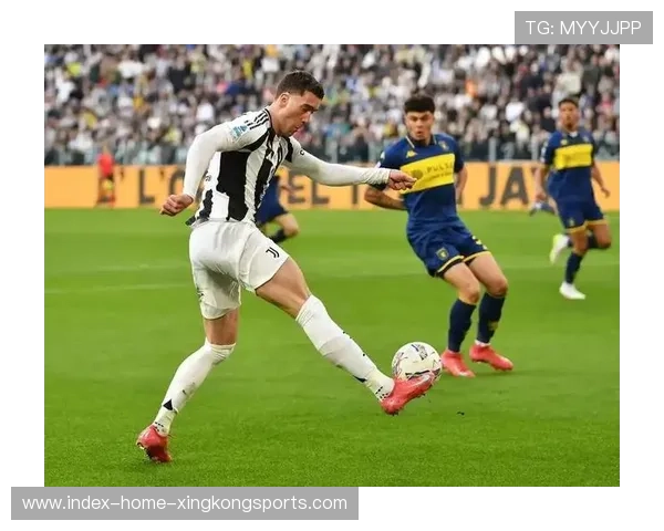 尤文前锋在训练中提升体能与接球后的射门连贯性